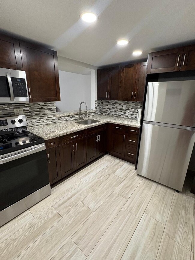 Building Photo - 8015 SW 107th Ave Unit 222