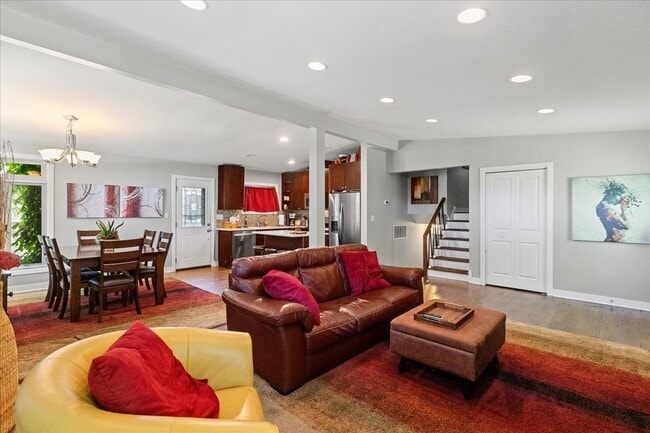 Photo - 747 Leclaire Ave