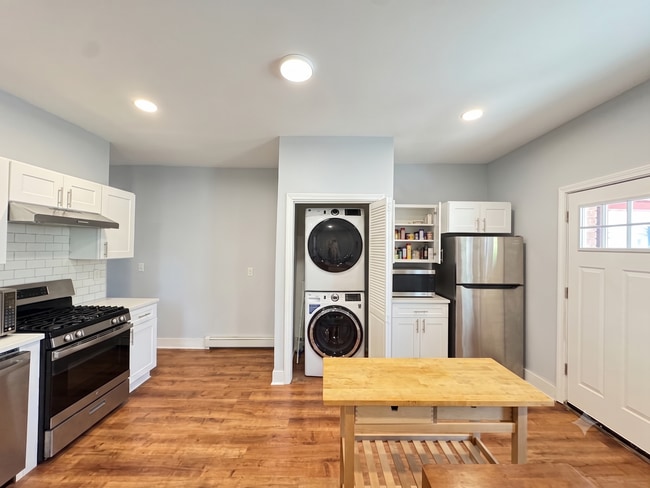 Building Photo - Spacious 3BR w/ In-Unit Laundry – Renovated, Near Yale SOM Unit 2R
