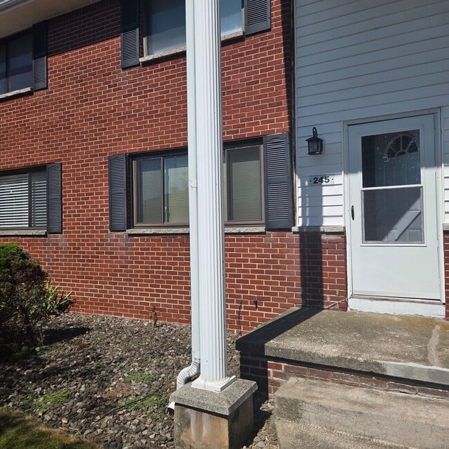 Building Photo - 245 Greenmeadow Dr Unit 245