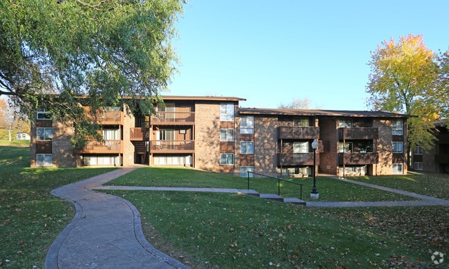 Maplewood Apartment Homes For Rent In Syracuse Ny Forrent Back Courtyard Maplewood Apartment Homes