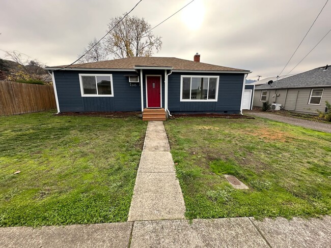 Building Photo - Newly Remodeled 3 bedroom house in Roseburg