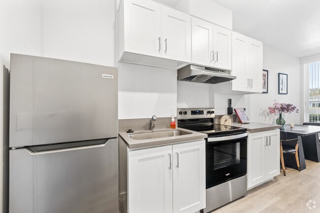 1BR, 1BA - 392SF - Kitchen - 4008 W. Martin Luther King Blvd