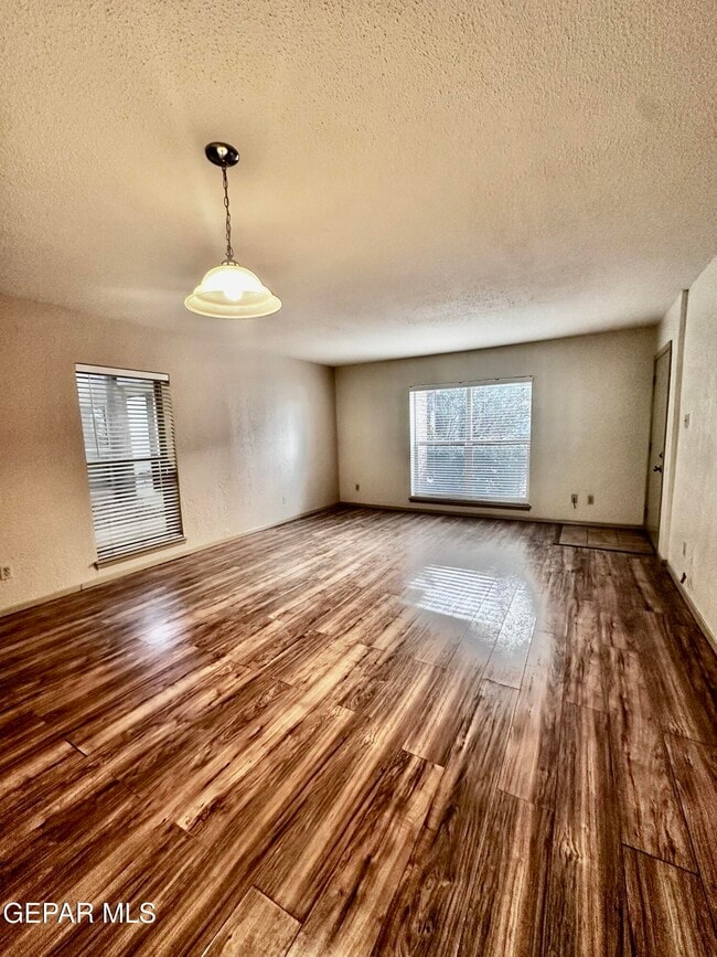 Photo - 4433 N Stanton St Unidad C 205