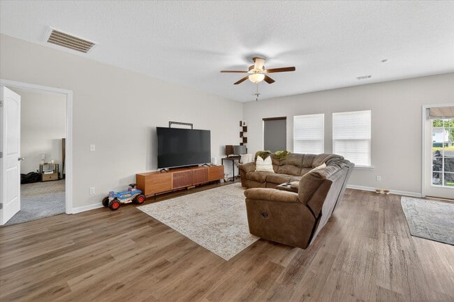 Photo - AVAILABLE MAY 2026  [PET FRIENDLY]