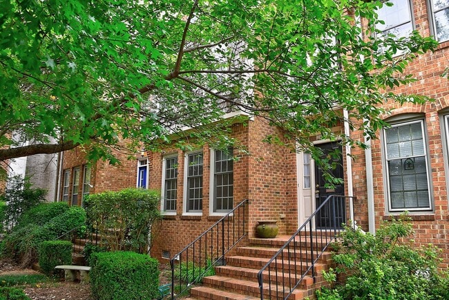 Building Photo - DOWNTOWN NORFOLK TOWNHOUSE