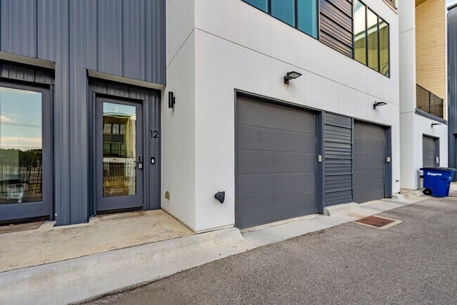 Sophisticated East Austin Living with Styl... - Sophisticated East Austin Living with Styl...