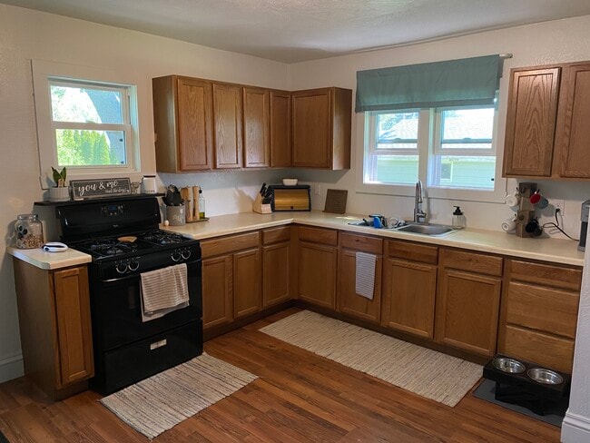 Kitchen + Dining - 410 Dakota St Unit Lower