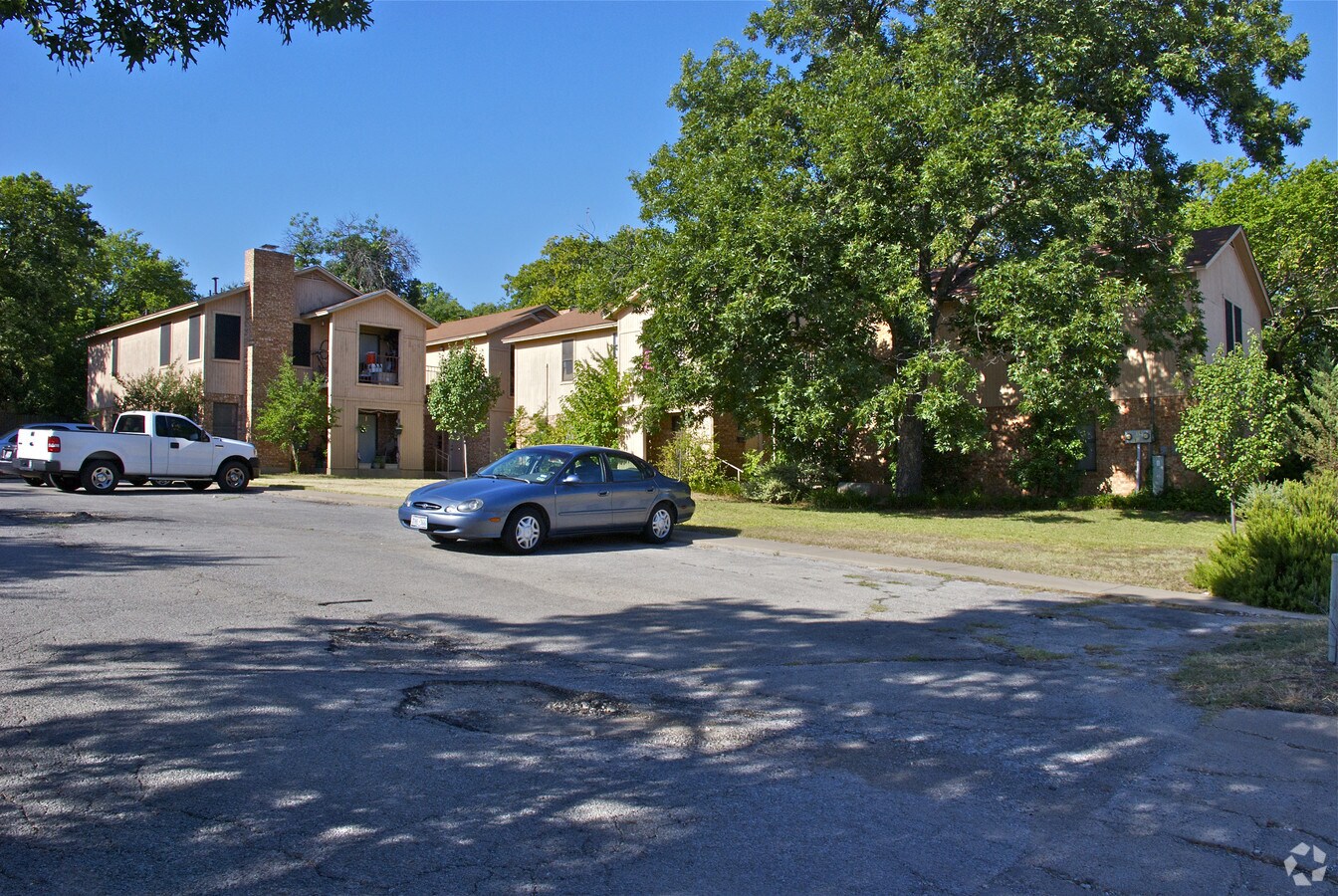 English Oak Apartments - English Oak Apartments