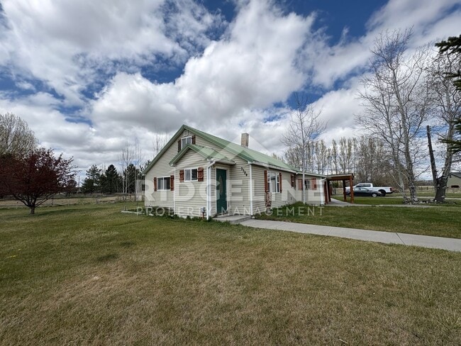 Building Photo - 2 Bed Home on .96 Acres!