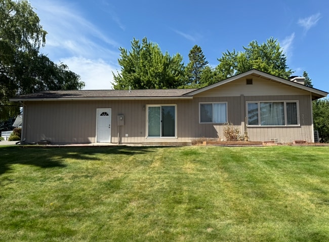 Photo - Beautiful Lakeside Home