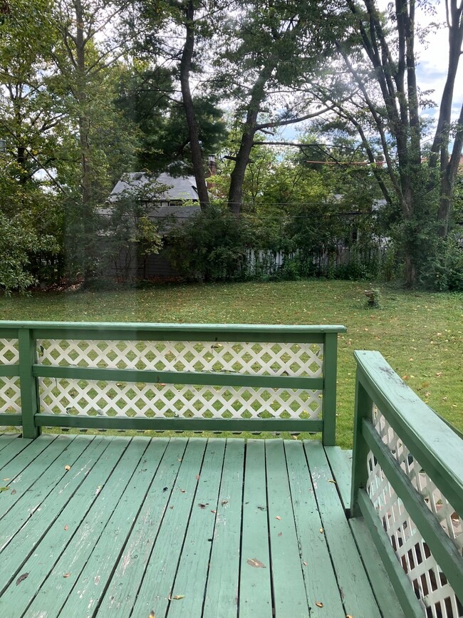 Terraza con vista al patio trasero nivelado. - 438 California Ave