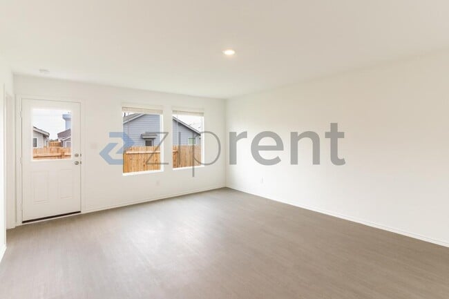 Photo - 208 Skyfire St