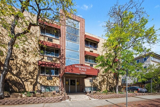 Building Photo - Charming 2-Bedroom Condo in a Prime Location - Cheesman Park! Unit 101