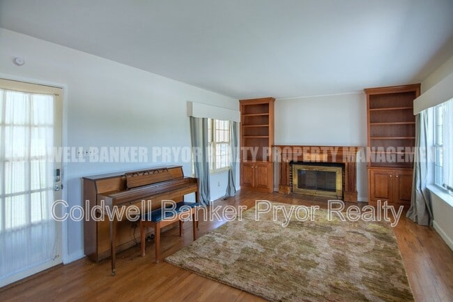 Photo - 4890 College Dr E