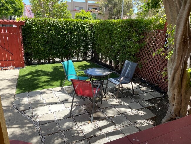 Yard - 849 N Sycamore Ave Unit 849 N Sycamore Ave