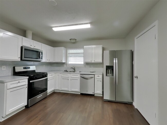 Photo - 28707 Binefield St