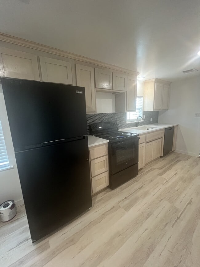 Photo - 820 N Oak Ave