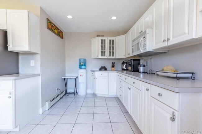 Photo - 977 Woodcliff Dr