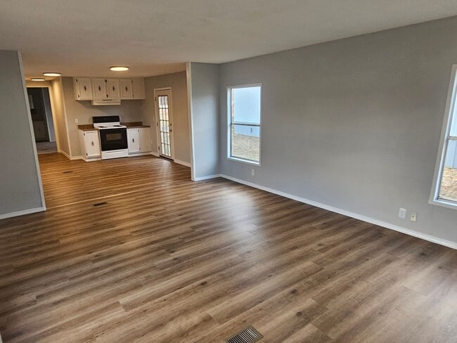 Building Photo - 3 bed 2 bath mobile home Secrion 8 accepted