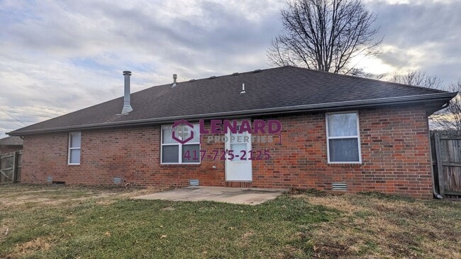 Photo - 3 Bedroom Home With Large Fenced Yard!