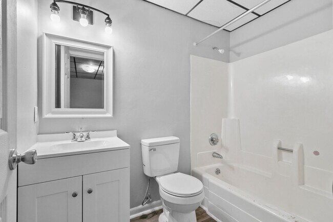 Photo - 210-25 Coloinal ~ Fayette Arms ~ 2 WEEKS FREE