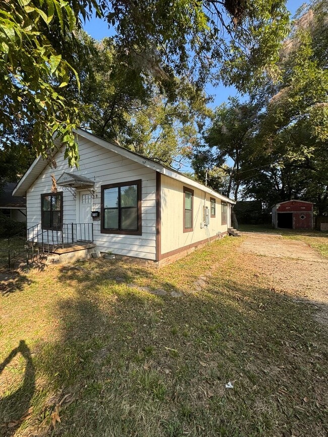 Photo - 3 Bedroom / 1 Bath Available Now in Jonesboro