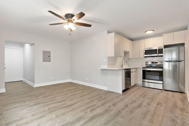 Building Photo - 7714 N Sheridan Rd Rental