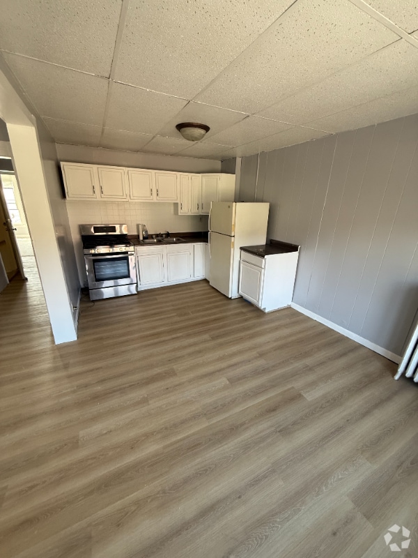 Building Photo - 120 E 3rd St Rental