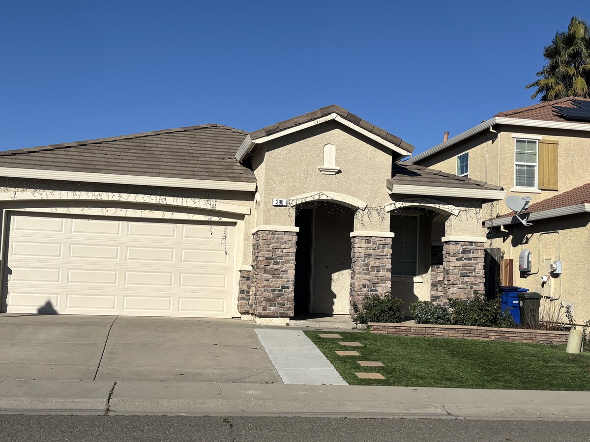 Photo - 390 Greg Thatch Cir