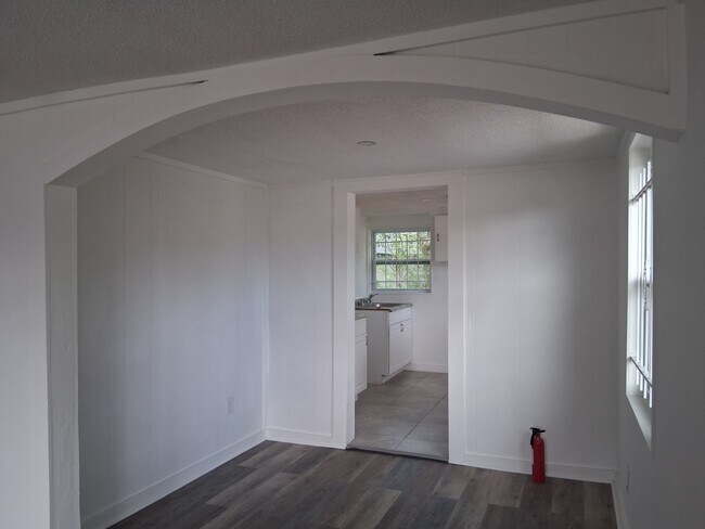 2904 Moncrief Rd