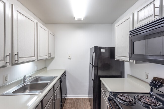 Bluemont Kitchen - Arlington Apartments