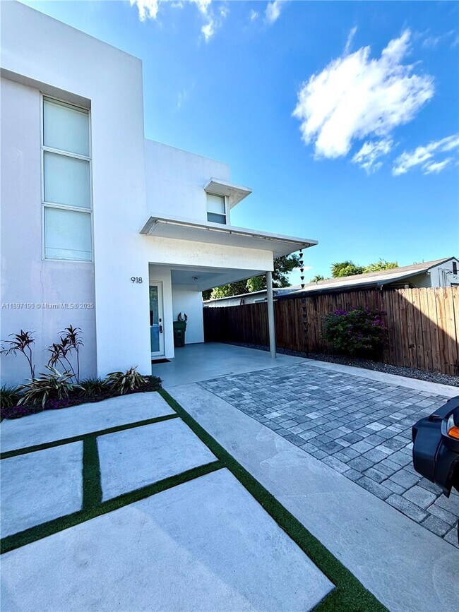 Photo - 918 NW 23rd Ct Unidad 1