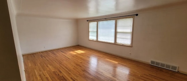 Photo - 2612 Warrensville Center Rd Unit Upper