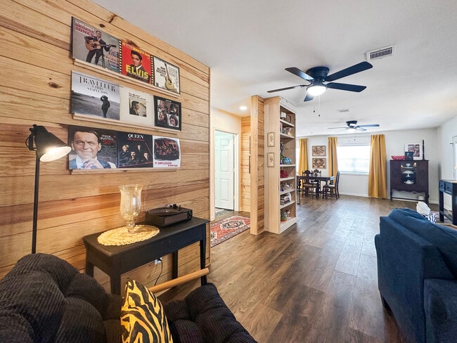 Photo - 402 Wallace Dean Rd