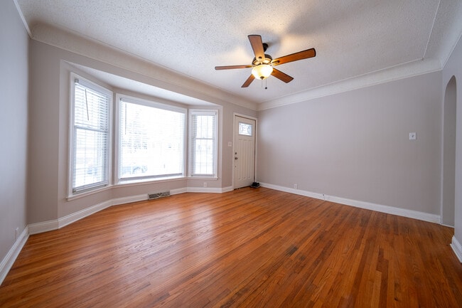 Photo - 3531-2 1/2 2 1/2 St NE