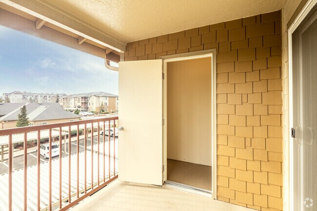 1BR 1BA - 740SF