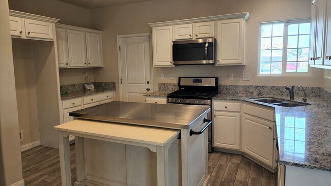 Photo - NE Bakersfield 4 bed 2 bath home with sola...