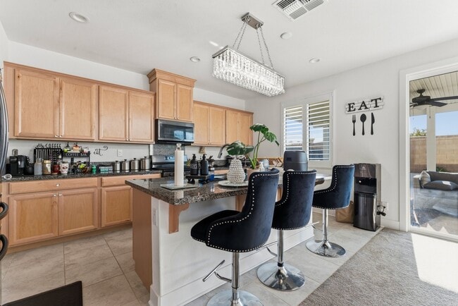 Photo - 936 Bergenia St