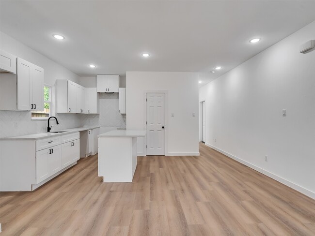 8102 Crestview Dr