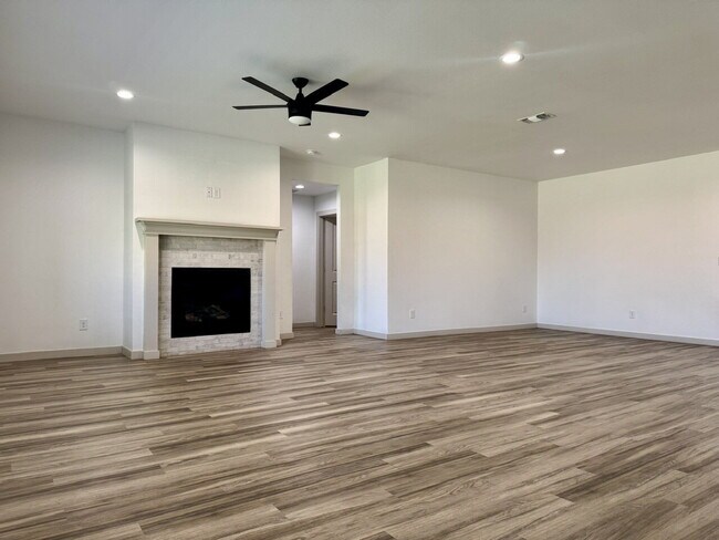 Photo - Beautiful 4-Bedroom Home with 2 Full Baths in Abbey Glen!