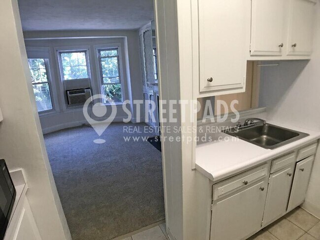 Building Photo - 2 bedroom in Brookline MA 02446 Rental