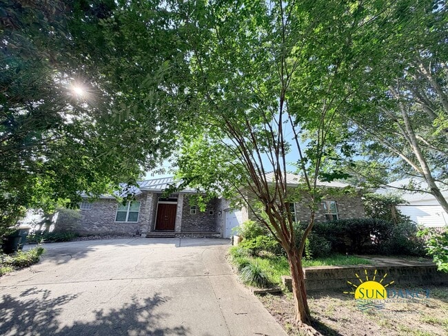Building Photo - Beautiful Waterfront Property in Prime Location!