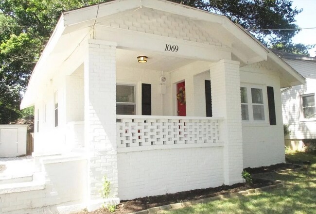 Building Photo - 1069 S Broadway Ave
