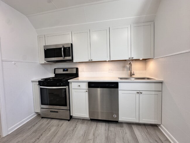 Photo - ~$1,000 OFF ONE MONTH'S RENT~ Gorgeous top-floor unit in a beautiful historic home right in the h... Unit 3