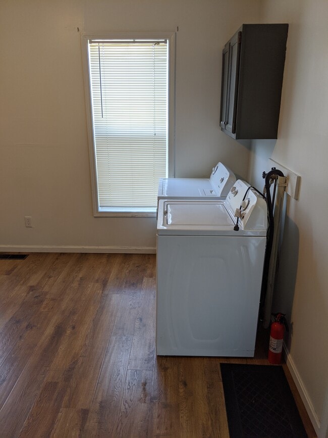 Building Photo - 426 W Elm St Unit A Rental