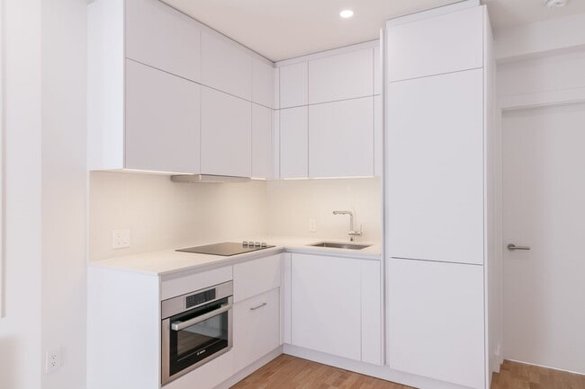 Building Photo - 3495 Av. Van Horne Unit 410