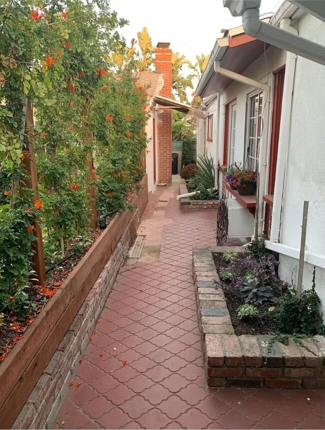 Building Photo - Wonderful Rear 1 Bedroom Home with Private...