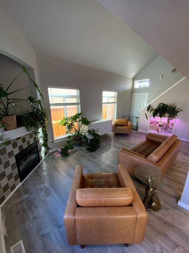 Photo - Spanaway Home 3bdr & 2.5 bath 2 car garage & UPDATED FLOOR PLAN