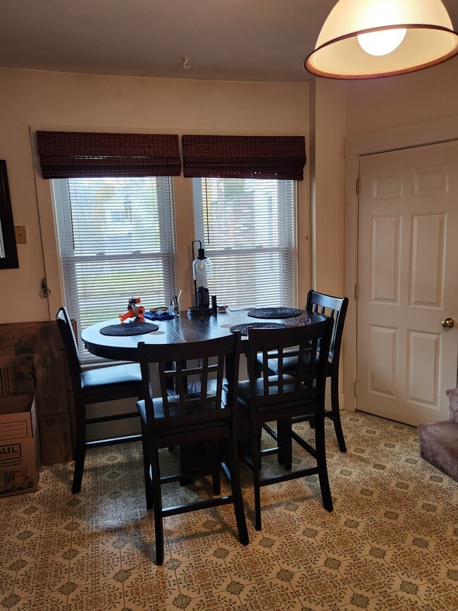 Cocina comedor con 2 ventanas - 11 McKinley St Unidad Apt.#1